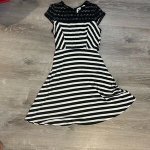 Elle XS black and white dress